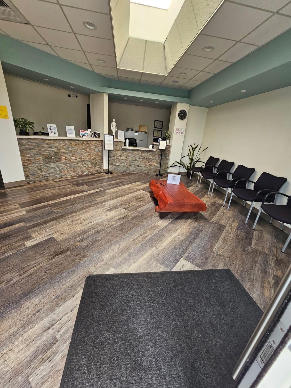 A commercial reception area from Montoya Cleaning’s project gallery
